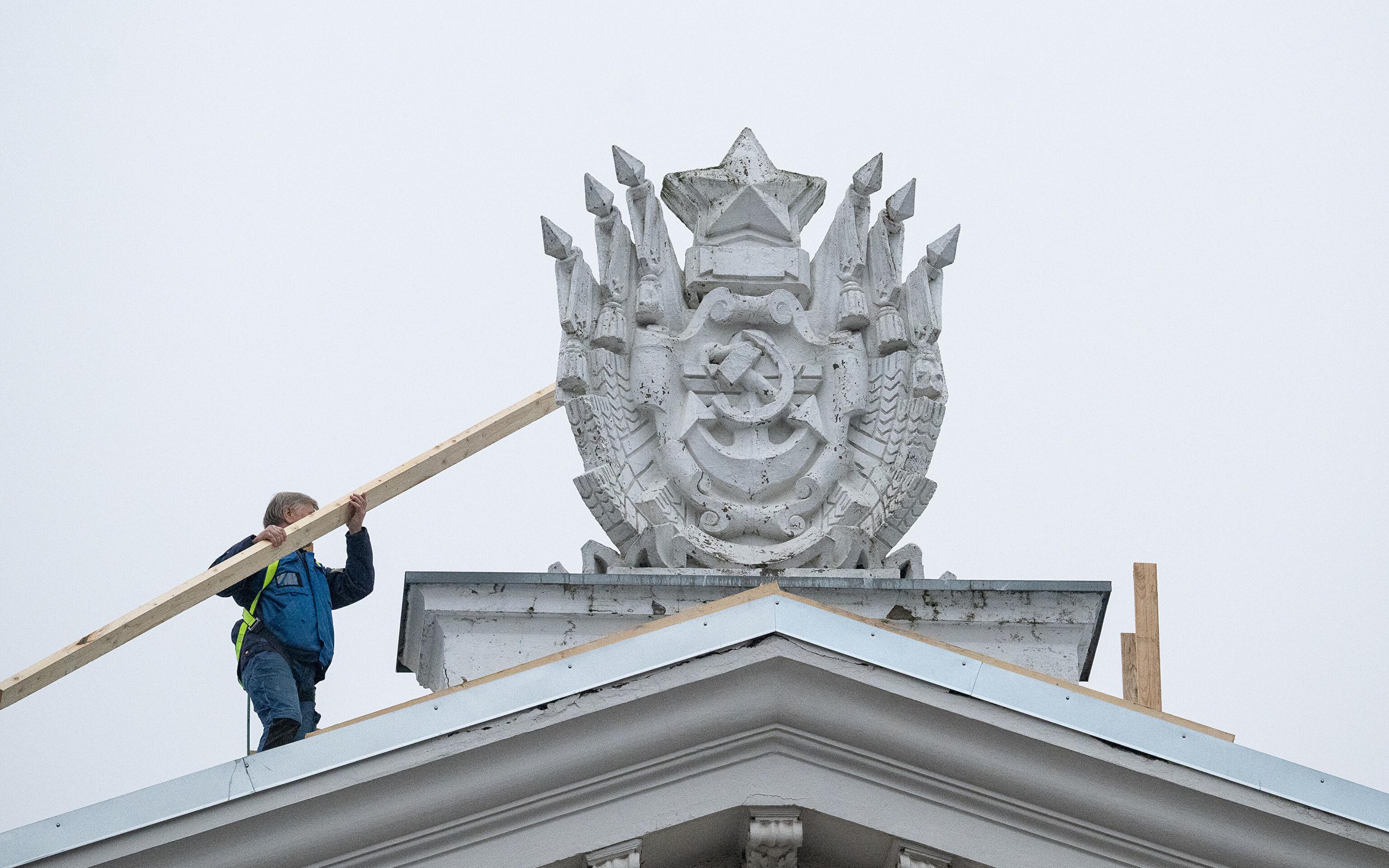 The Soviet coat of arms disappears from the facade of the Tallinn Russian Cultural Centre – ERR